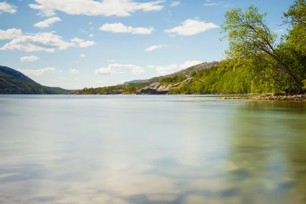 Long exposure shot of a lake in Northern Norway — Stock Photo, Image