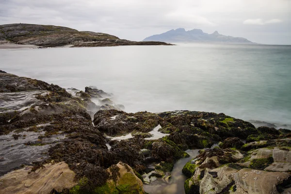 Длительное воздействие пород и волн в Северной Норвегии — стоковое фото