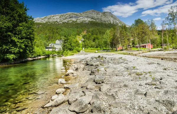 Lång exponering skott av en bäck och en bergstopp i norra n — Stockfoto