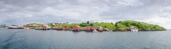 Vue panoramique d'un village de pêcheurs sur une île du Nord N — Photo