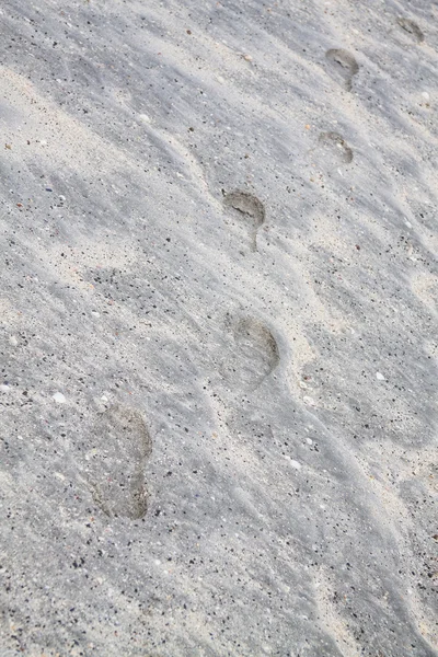 Étapes dans le sable de plage intacte — Photo