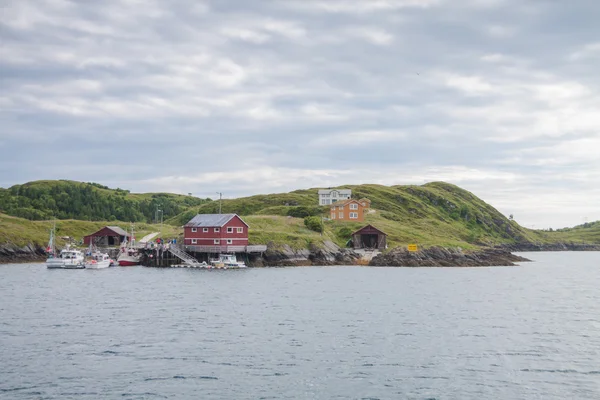 Vue depuis un bateau de maisons et petit port sur l'île du Nord — Photo