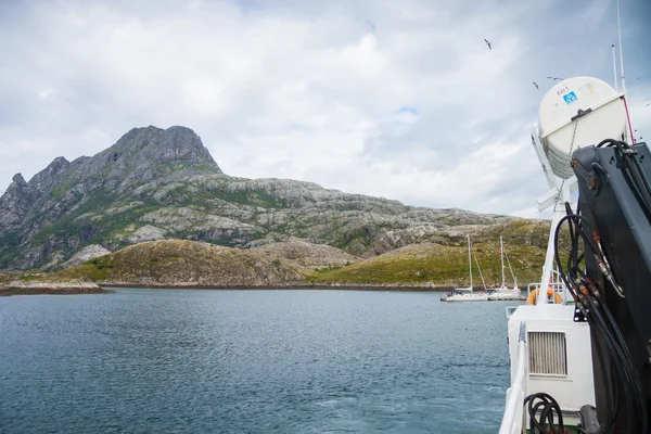 Vue depuis un bateau dans le nord de la Norvège — Photo