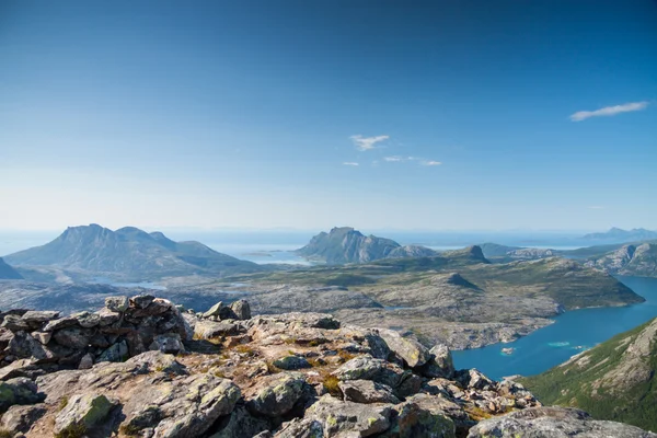 Vista con fiordo e mare da un picco nel nord della Norvegia — Foto Stock