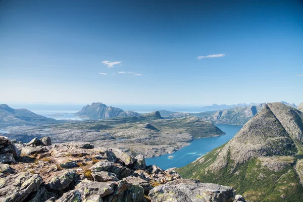 Pohled s fjordu a oceán z vrcholu v Norsku — Stock fotografie