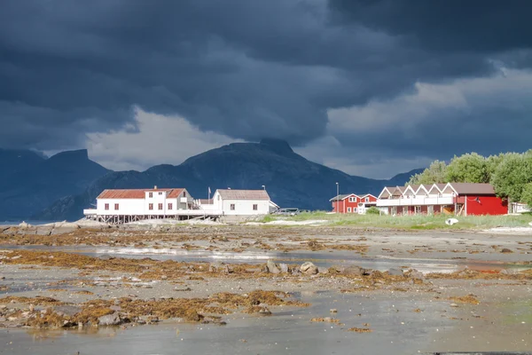 Vista da aldeia norueguesa durante a maré baixa — Fotografia de Stock