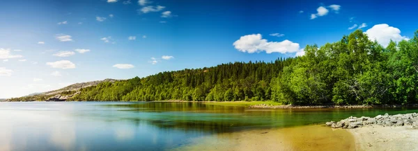 Panorâmica tiro exposição longa de um lago no norte da Noruega — Fotografia de Stock