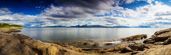 全景的长时间曝光拍摄的挪威峡湾 — 图库照片