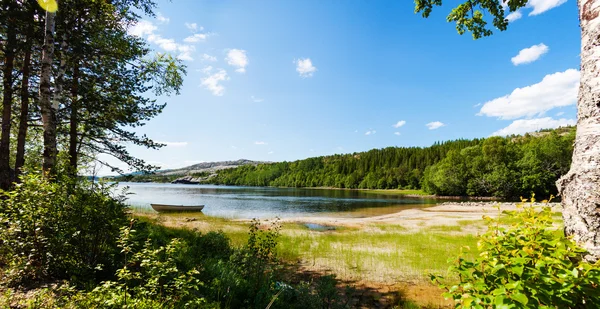 Panorámás kilátás nyílik a tó, a hajót egy erdő északi Nor — Stock Fotó