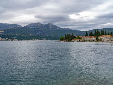 Karadağ 'daki Akdeniz' in büyüleyici manzarası. Kıyı kasabaları.