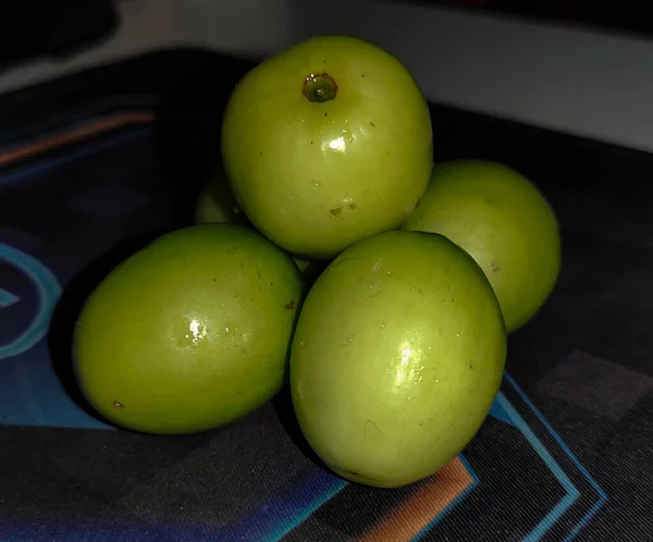 黒の背景に新鮮な緑のリンゴ — ストック写真