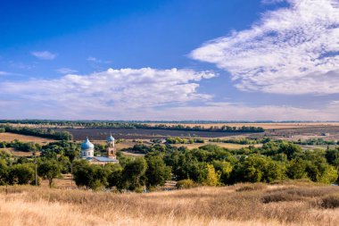 Yazın kutsal üçlünün kilisesinin manzarası