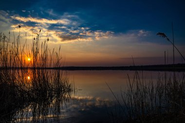 Gölün üzerinde güzel bir gün batımı