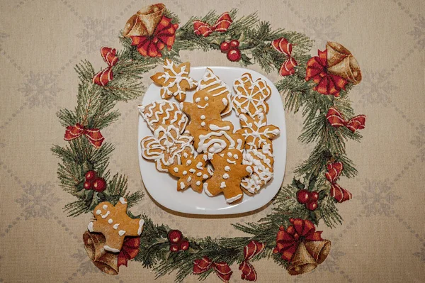 Μαγειρεύω Χριστουγεννιάτικο Ψωμί Διακόσμηση Φρεσκοψημένων Μπισκότων Γλάσο Και Μαστίχα Ζαχαροπλαστικής — Φωτογραφία Αρχείου