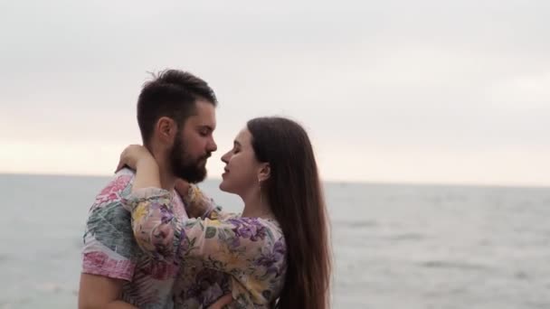 Datum op zee bij dageraad Lovers lopen langs het strand — Stockvideo