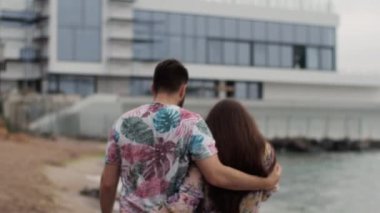 Şafakta denizde buluşacağız Aşıklar sahilde yürüyecek