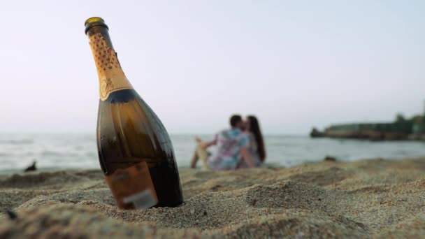 Champagne Pozadí Datum na moři za úsvitu Piknik Milovníci bazalky na slunci a vychutnat si mořský vánek — Stock video