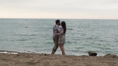 Şafakta denizde buluşacağız Aşıklar sahilde yürüyecek