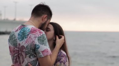 Şafakta denizde buluşacağız Aşıklar sahilde yürüyecek