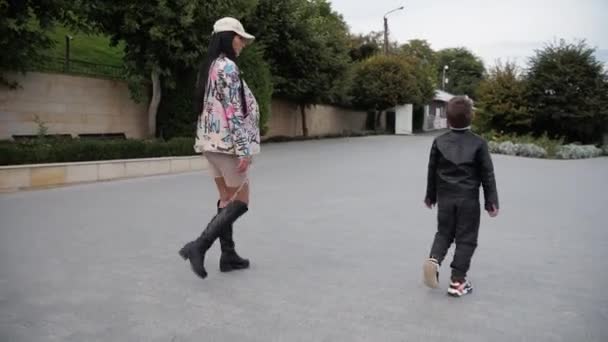 Mutter und Sohn spazieren im herbstlichen Stadtdamm — Stockvideo