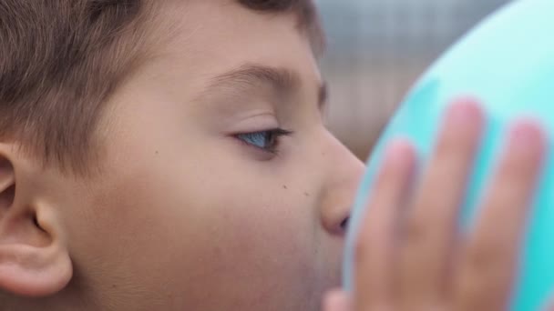Mutter und Sohn spazieren im herbstlichen Stadtdamm Luftballons aufblasen und herumalbern — Stockvideo