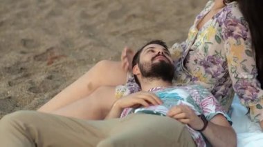 Şafakta denizde buluş Piknik Aşıkları güneşte güneşlen ve deniz melteminin tadını çıkar