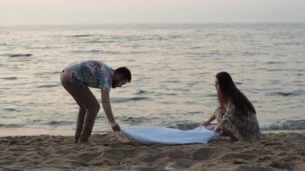 Şafakta denizde buluş Piknik Aşıkları güneşte güneşlen ve deniz melteminin tadını çıkar — Stok video