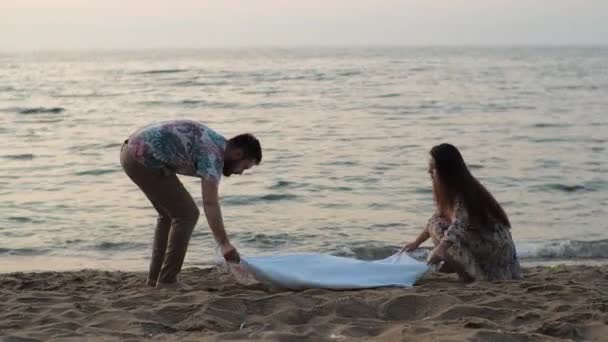 Fecha en el mar al amanecer Picnic Los amantes de tomar el sol y disfrutar de la brisa marina — Vídeo de stock