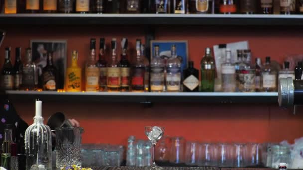Roodharige meisje jong volwassen vrouw barman bereidt mixen margarita cocktail aan de bar — Stockvideo