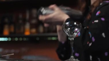 Kızıl saçlı genç yetişkin kadın barmen barda margarita kokteyli hazırlıyor.