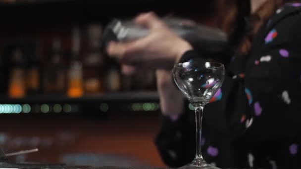 Руда дівчина Молода доросла жінка бармен готує суміші коктейлю маргарита в барі — стокове відео