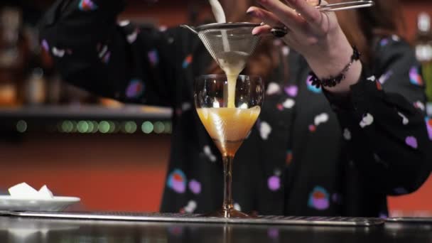Рыжая девушка Молодая взрослая женщина бармен готовит смеси бумаги самолет коктейль-бар льет колокола льда — стоковое видео