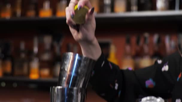 Övergång i rörelse Röd kvinna bartender blandar Margarita cocktail bar Squezing färsk lime juice — Stockvideo