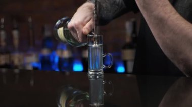 Barmen genç bir adam. Adam içki dolduruyor, içki hazırlıyor. Medusa 'yı barda hazırlıyor.