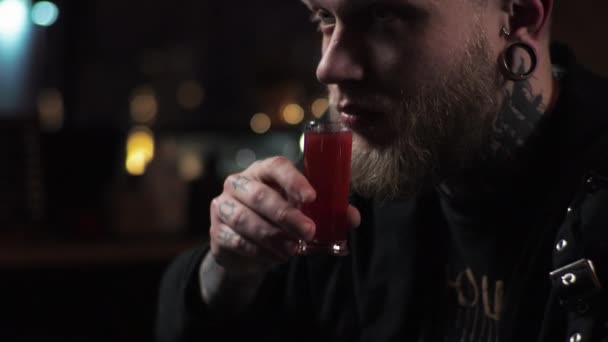 Bartender är en ung man häller drycker, förbereder alkoholhaltiga skott Medusa i baren Servera gästen en drink — Stockvideo