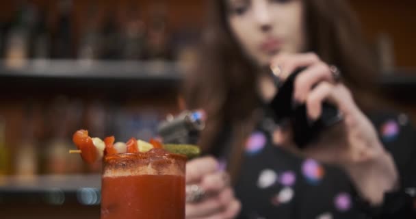 빨간 머리 소녀젊은 여자 바텐더 가 술집 파이어 쇼에서 피의 향연 칵테일을 준비하고 있어 — 비디오