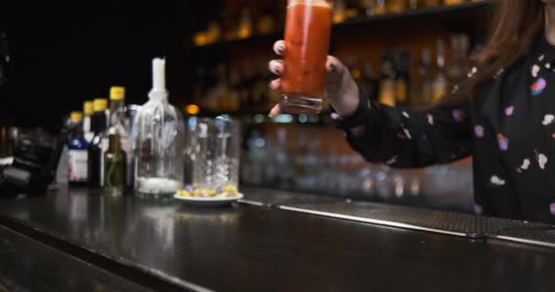 Kvinna bartender blandar blodig glad cocktail bar Flickan säljer en drink för en hel del amerikanska dollar — Stockvideo