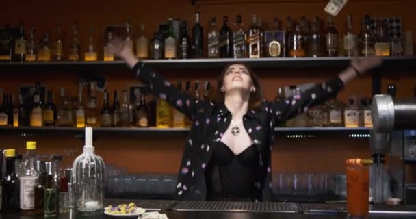 Mujer vende bebida por un montón de dólares americanos mujer de negocios se hizo rica ahora está tirando dinero alrededor — Vídeos de Stock