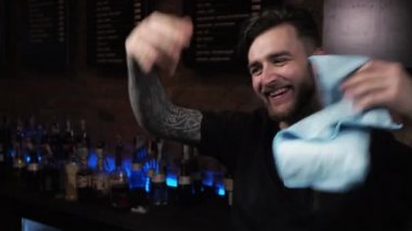 Barmen içki hazırlar. Barda alkollü kokteyller hazırlar. Eğlenceli vakit geçirir.