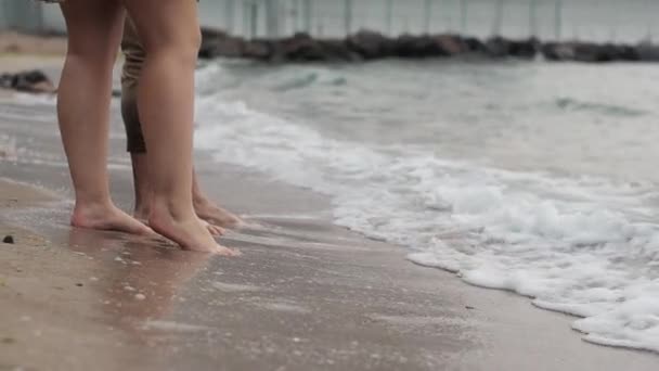 Datum till sjöss i gryningen Lovers promenad längs stranden — Stockvideo