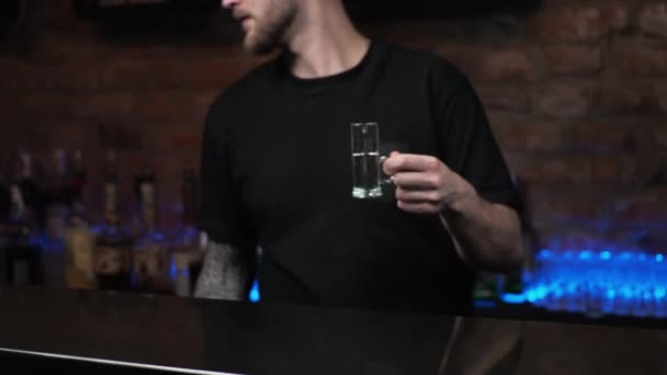 Barman é um jovem O cara serve bebidas, prepara tiros alcoólicos Medusa no bar — Vídeo de Stock