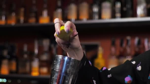 Transition in motion Redhead woman bartender mixes margarita cocktail bar Squeezing fresh lime juice — Stock Video