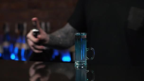 Il barista è un giovanotto Il ragazzo versa da bere, prepara gli shot alcolici Medusa nel bar — Video Stock