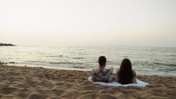 Ημερομηνία στη θάλασσα την αυγή Picnic Lovers bask στον ήλιο και να απολαύσετε το θαλασσινό αεράκι — Αρχείο Βίντεο