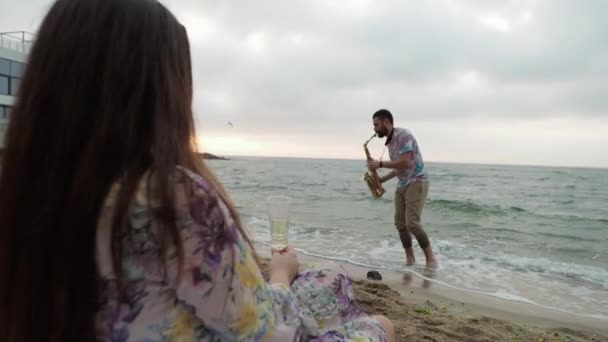 Rande na moři za úsvitu Piknik Muž předvádí serenádu pro svou milovanou — Stock video