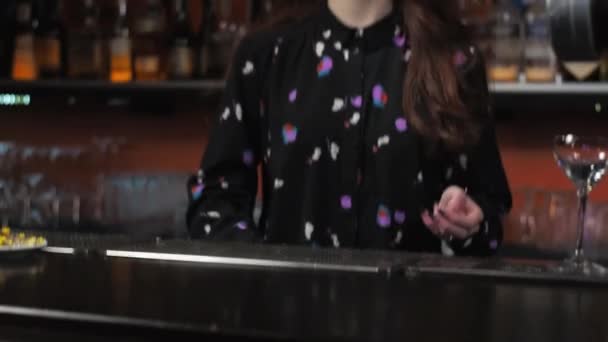 Перехідний рух Руда жінка бармен готує суміші коктейлю маргарита Кидає лайм вгору — стокове відео