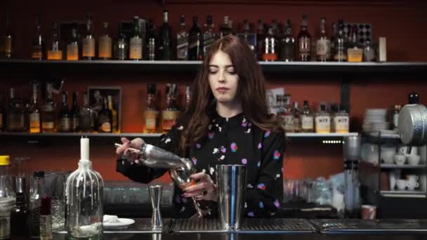 Roodharige meisje jong volwassen vrouw barman bereidt mixen papier vliegtuig cocktail bar schenkt ijsklokken — Stockvideo