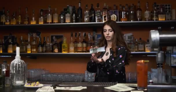 Vrouw verkoopt drank voor veel EUR valuta zakenvrouw werd rijk is nu gooien geld rond — Stockvideo