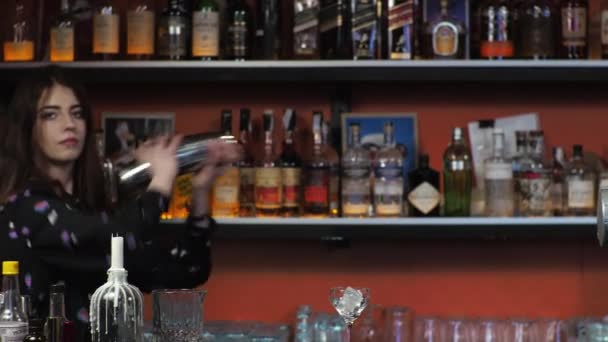 Rödhårig flicka Ung vuxen kvinna bartender förbereder blandar Margarita cocktail i baren — Stockvideo