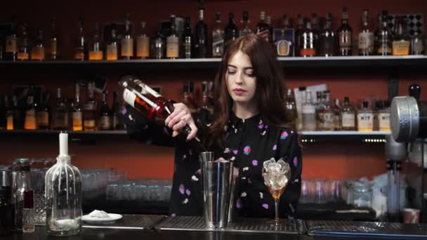 Roodharige meisje jong volwassen vrouw barman bereidt mixen papier vliegtuig cocktail bar schenkt ijsklokken — Stockvideo